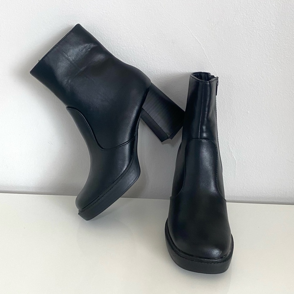 NWOB Rouge Helium Black Ankle Boots - Picture 7 of 10